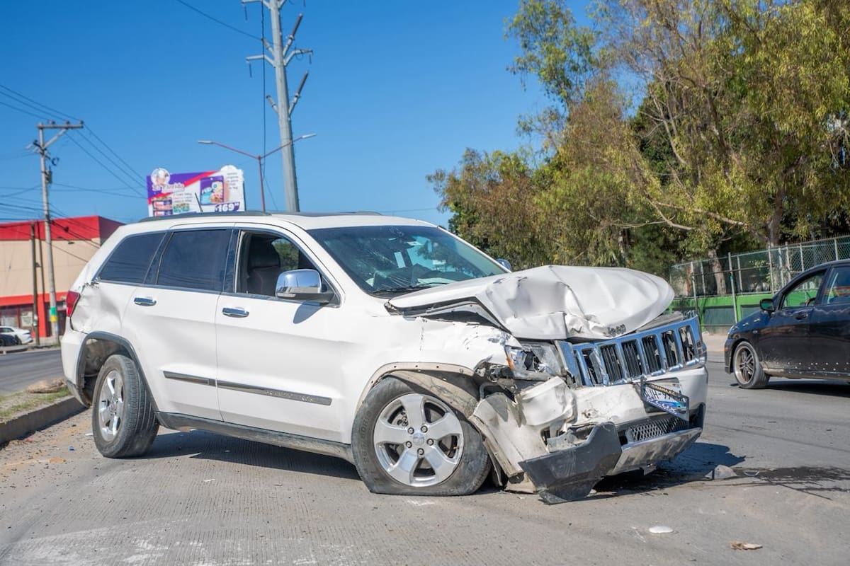Accidente en Los Pinos deja años materiales