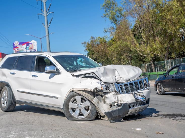 Accidente en Los Pinos deja años materiales