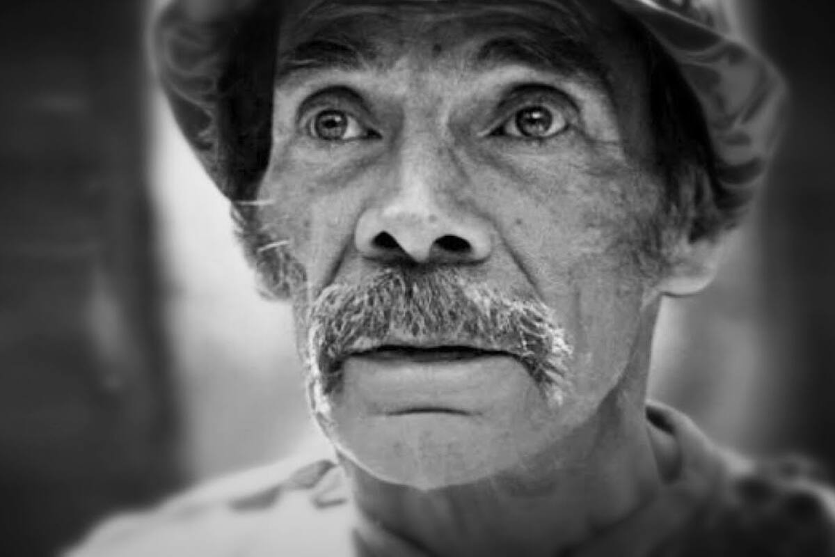 Publican foto de Don Ramón cargando el ataúd de su hermano Tin Tan