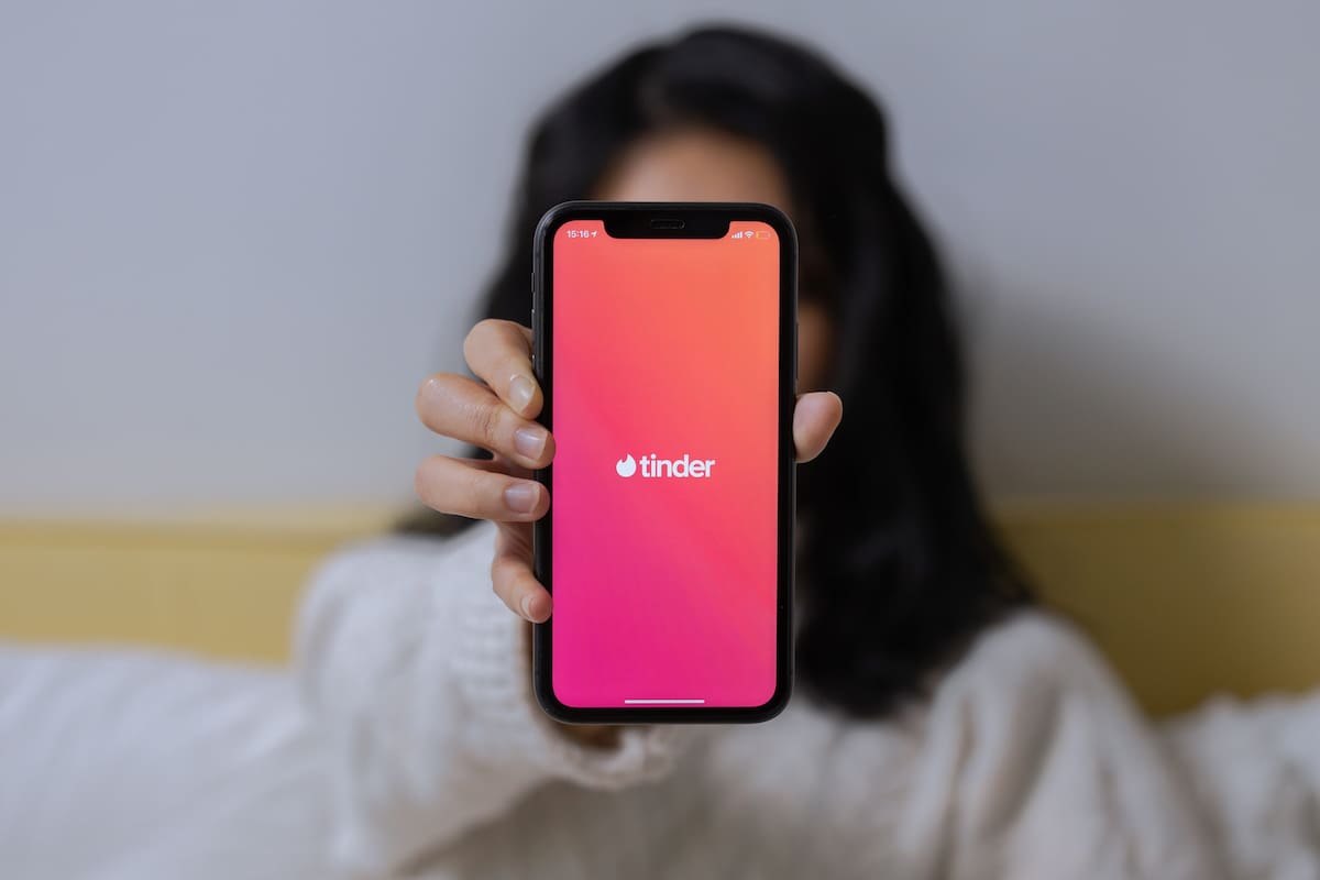 Mary esperaba que robaran su corazón y le quitan 660 mil pesos; denuncia que un usuario de Tinder la estafó