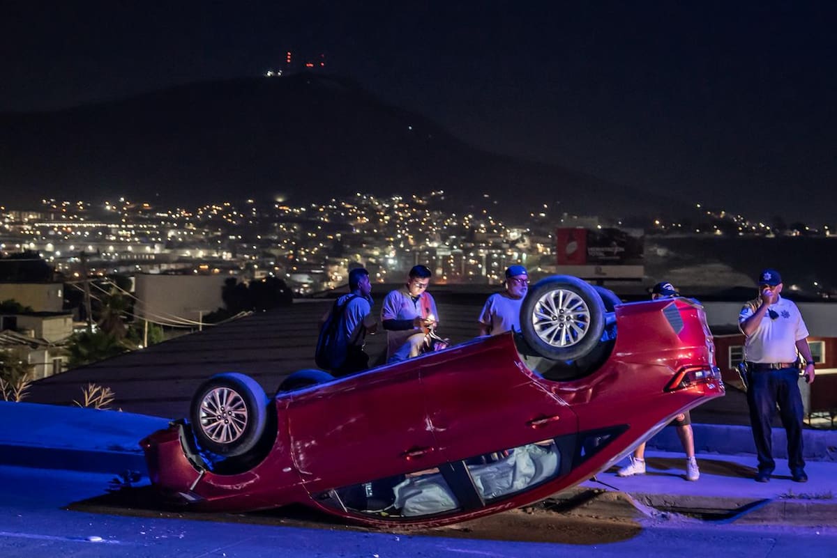 Un accidente vehicular se registró sobre el bulevar Cucapah, a la altura de Cetys Universidad, donde un automóvil volcó y quedó con las llantas hacia arriba. Foto: Border Zoom