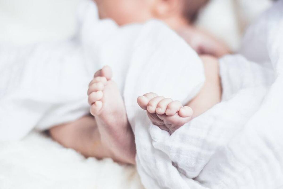 Madre lanza a recién nacido desde ventana; bebé lucha por su vida