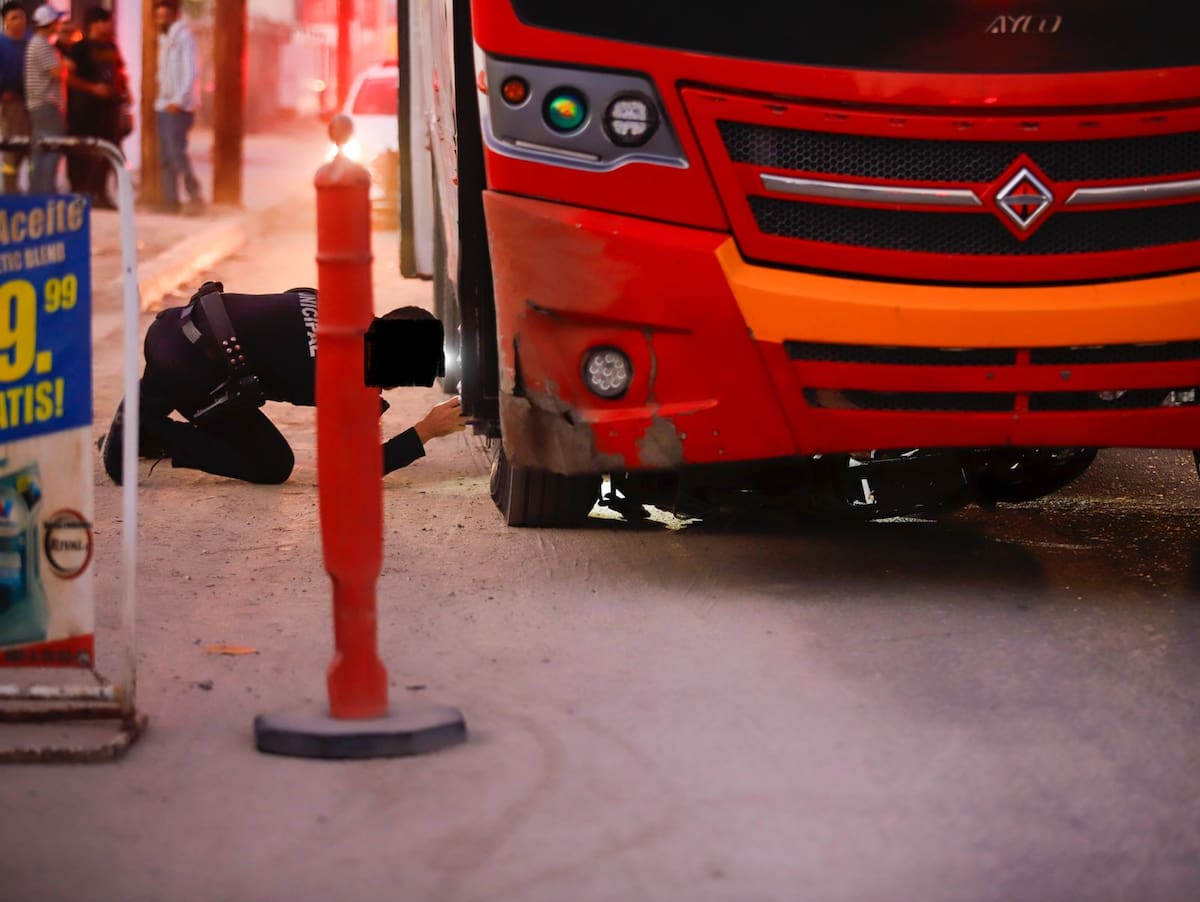 El pasado miércoles se registró un trágico accidente, en el que un camión de pasajeros impactó a un motociclista identificado como Procopio, quien debido a las graves lesiones que presentaba falleció posteriormente tras ingresar al hospital. (Foto: Juan Jesus Morales)