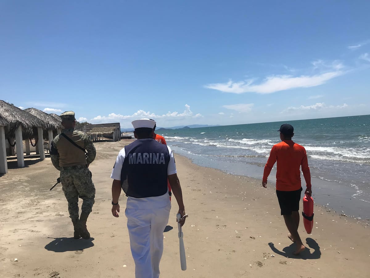 Elementos de la Secretaría de Marina participan en el Operativo Salvavidas 2019 en la playa El Cochórit, en Empalme.