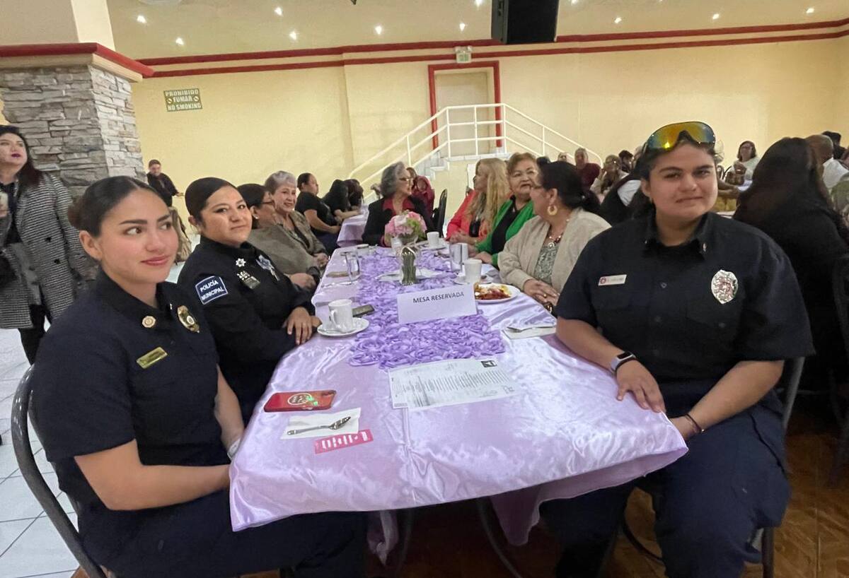 Aksahara Licer Batista, primera mujer bombera de Rosarito y Geraldin Arellano, salvavidas en la localidad, también fueron reconocidas.