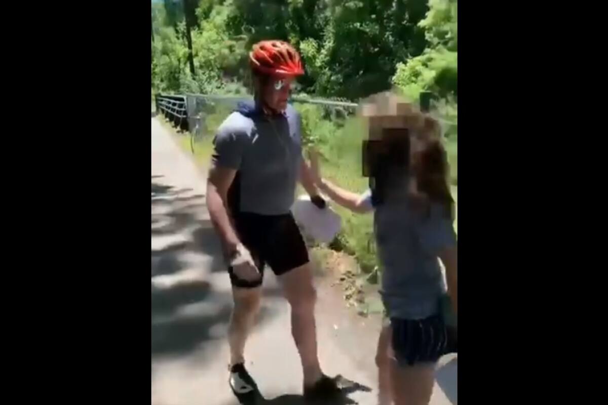 VIDEO: Arrestan a ciclista por agredir a tres adolescentes mientras colocaban volantes de George Floyd