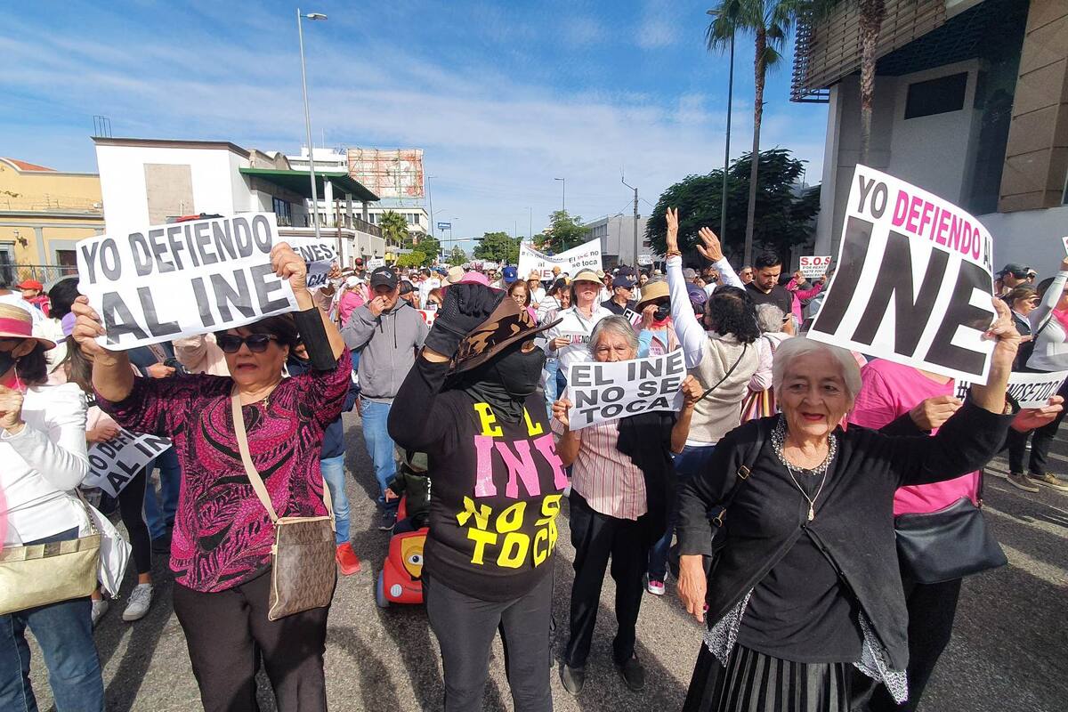 Hermosillo: Participantes de la marcha contra Reforma Electoral exigen respeto al INE