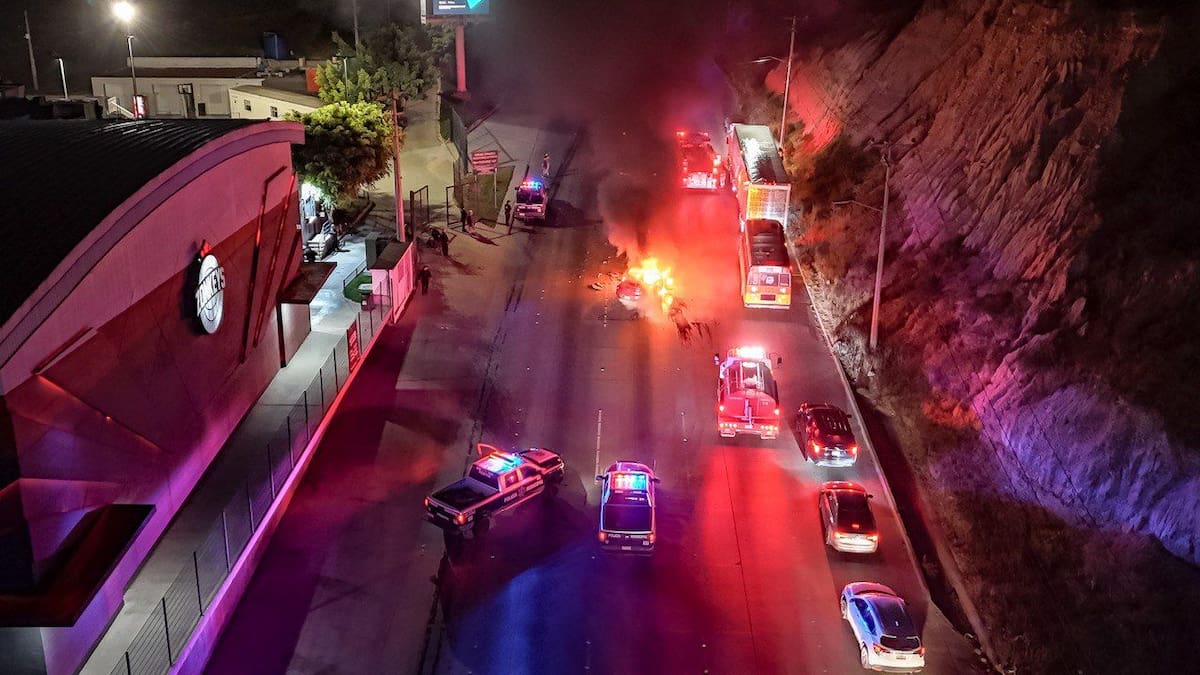 El conductor fue auxiliado a salir por personas que se encontraban cerca del lugar. Foto: Border Zoom