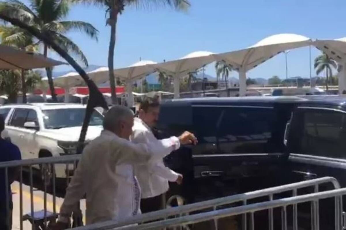 AMLO llega a Puerto Vallarta entre vallas metálicas