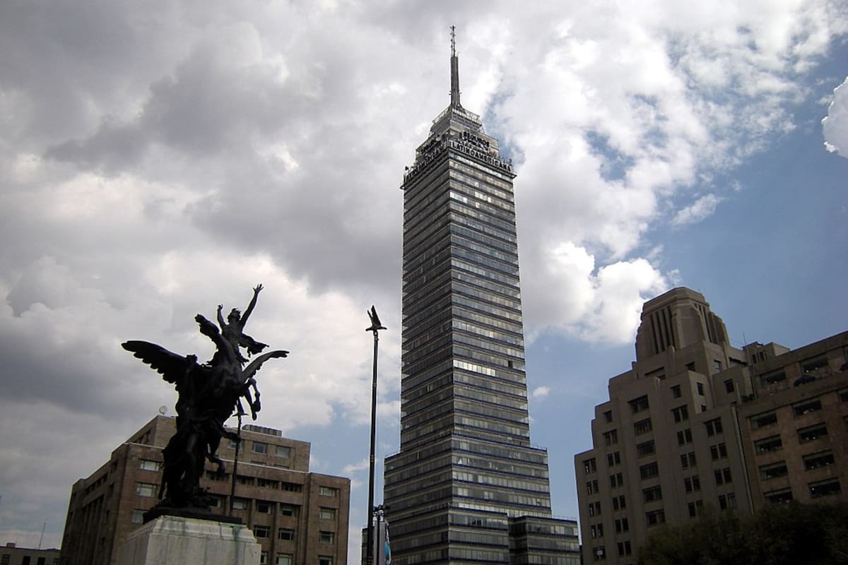 Rescatan a 12 personas atrapadas en elevador de la Torre Latinoamericana