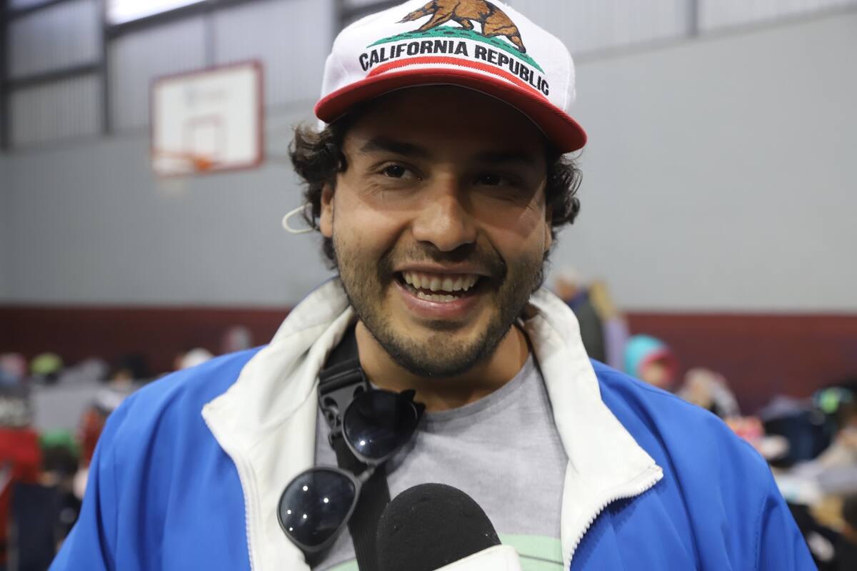 Sirve David de traductor a ucranianos en Tijuana