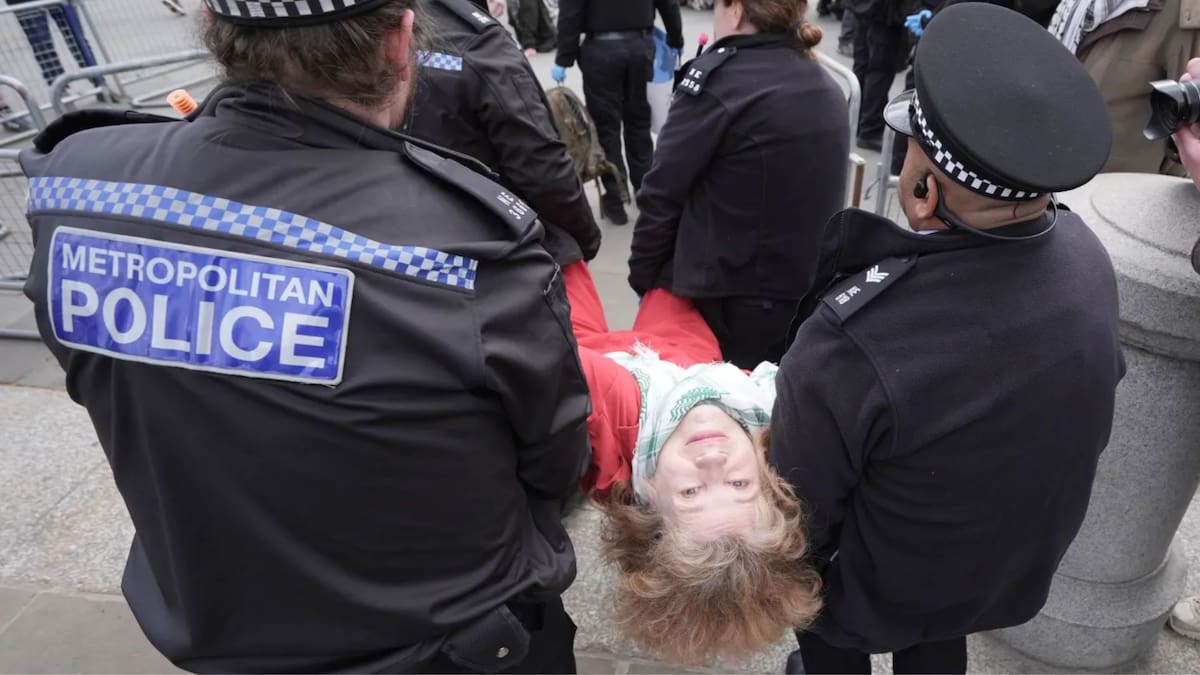 Manifestantes desafiaron la prohibición del grupo mientras exigían libertad de protesta en Reino Unido. /AP