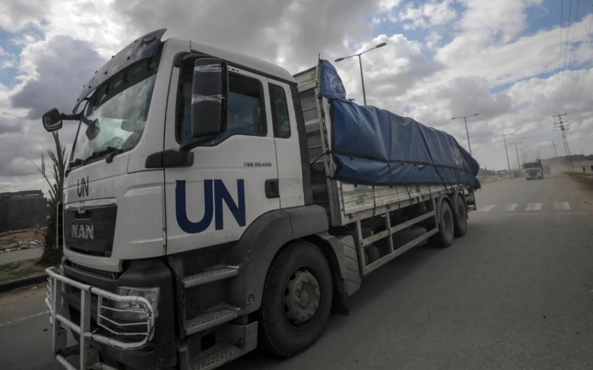 Vista de un camión con ayuda humanitaria que intenta llegar a la Franja de Gaza. / EFE-Mohammed Saber