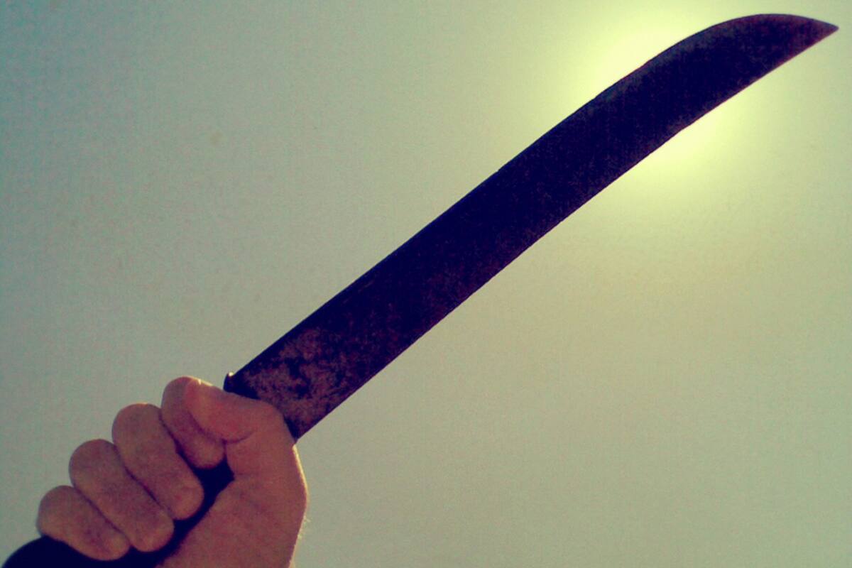 Policías persiguen y arrestan a hombre con machete por calles de Hermosillo