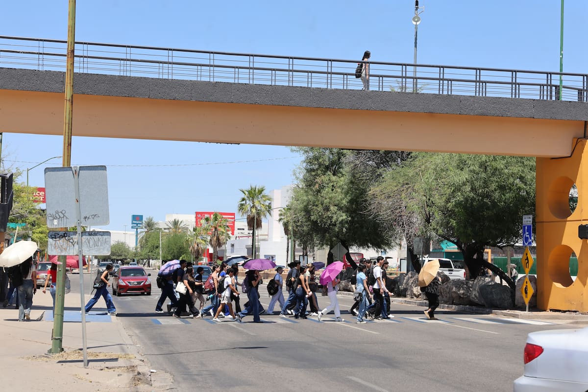 Puente peatonal frente a la Unison quedó rebasado y refleja una ciudad que privilegió al automovilista sobre el peatón, señala sociólogo