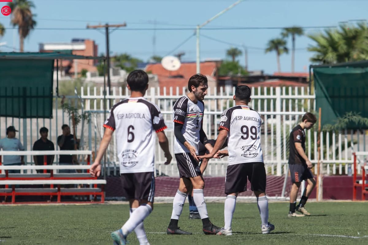 Agrícola goleó y es líder