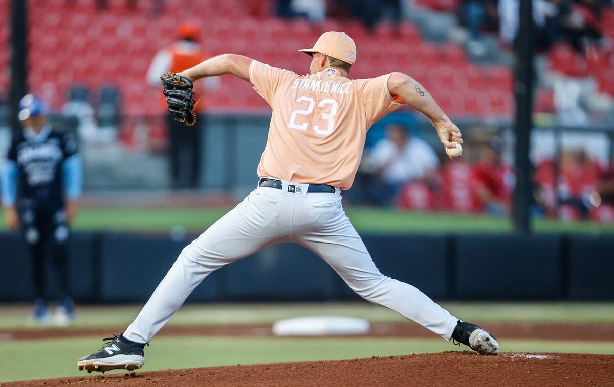 Teddy Stankiewicz inició por Toros de Tijuana y cubrió tres entradas y dos tercios de tres carreras limpias, cuatro hits, una base por bolas y cuatro ponches.