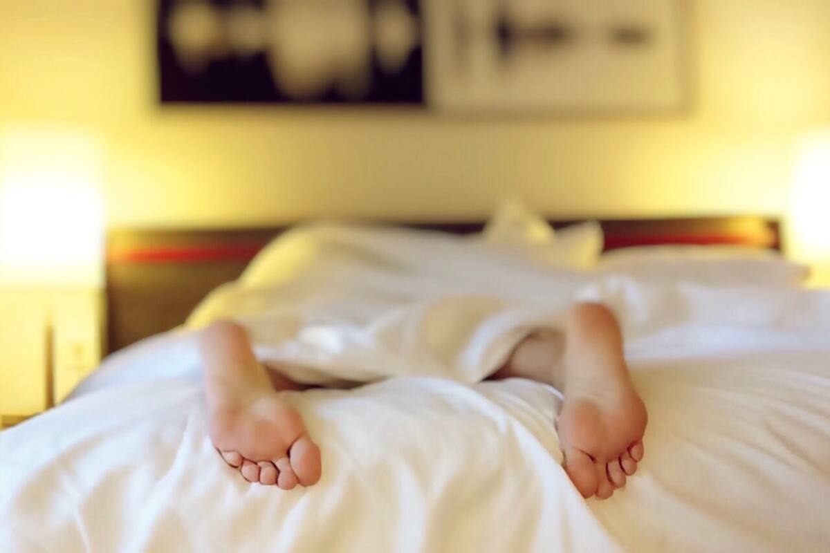 Multan a un hombre con 375 dólares por quedarse dormido en una cama ajena