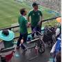 “Milagro, ya camina” ; asistente en el partido inaugural del Mundial se levanta de su silla de ruedas