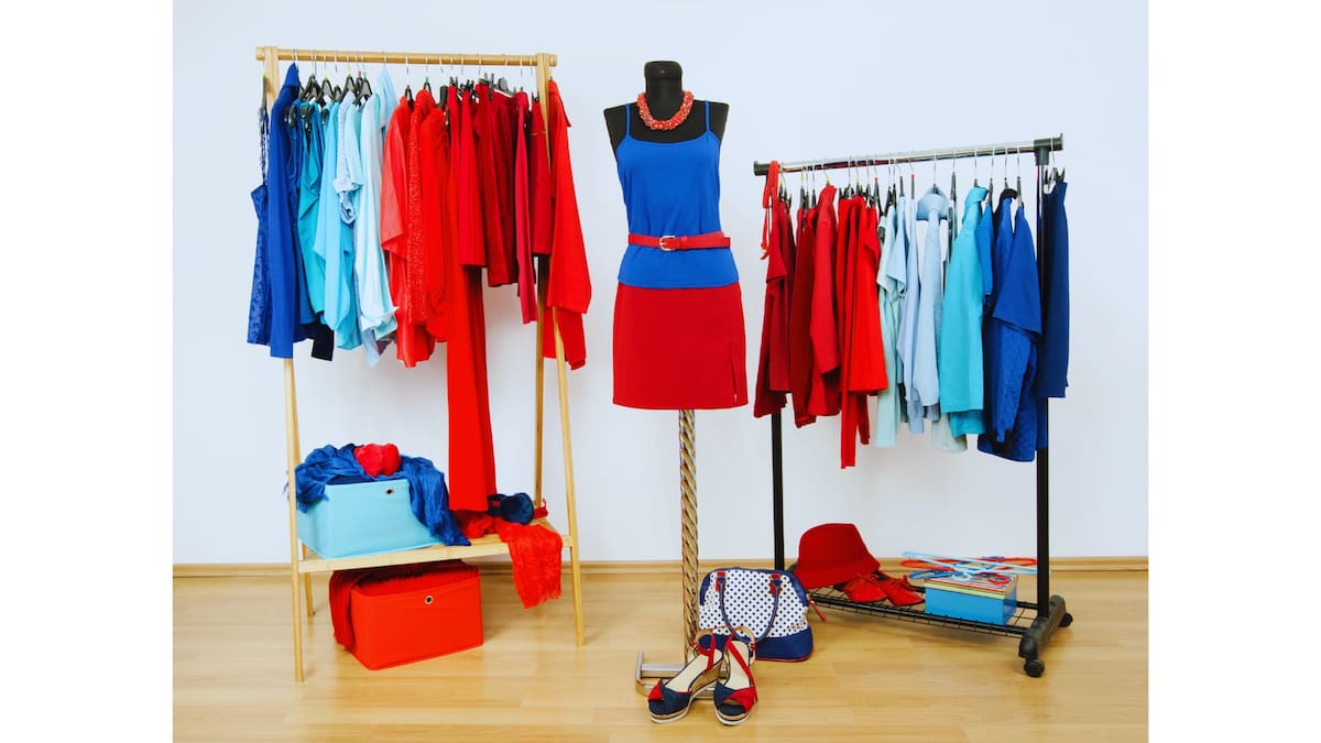 Ropa de colores contrastados. Foto: Canva