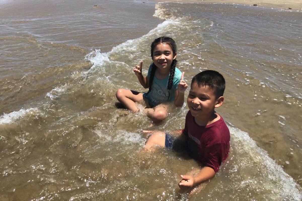 Disfrutan vacacionistas playas de Bahía de Kino