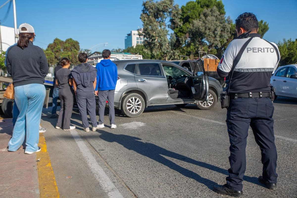 El accidente ocurrió cuando una joven intentó girar a la izquierda desde el segundo carril y fue impactada por una camioneta. Foto: Border Zoom