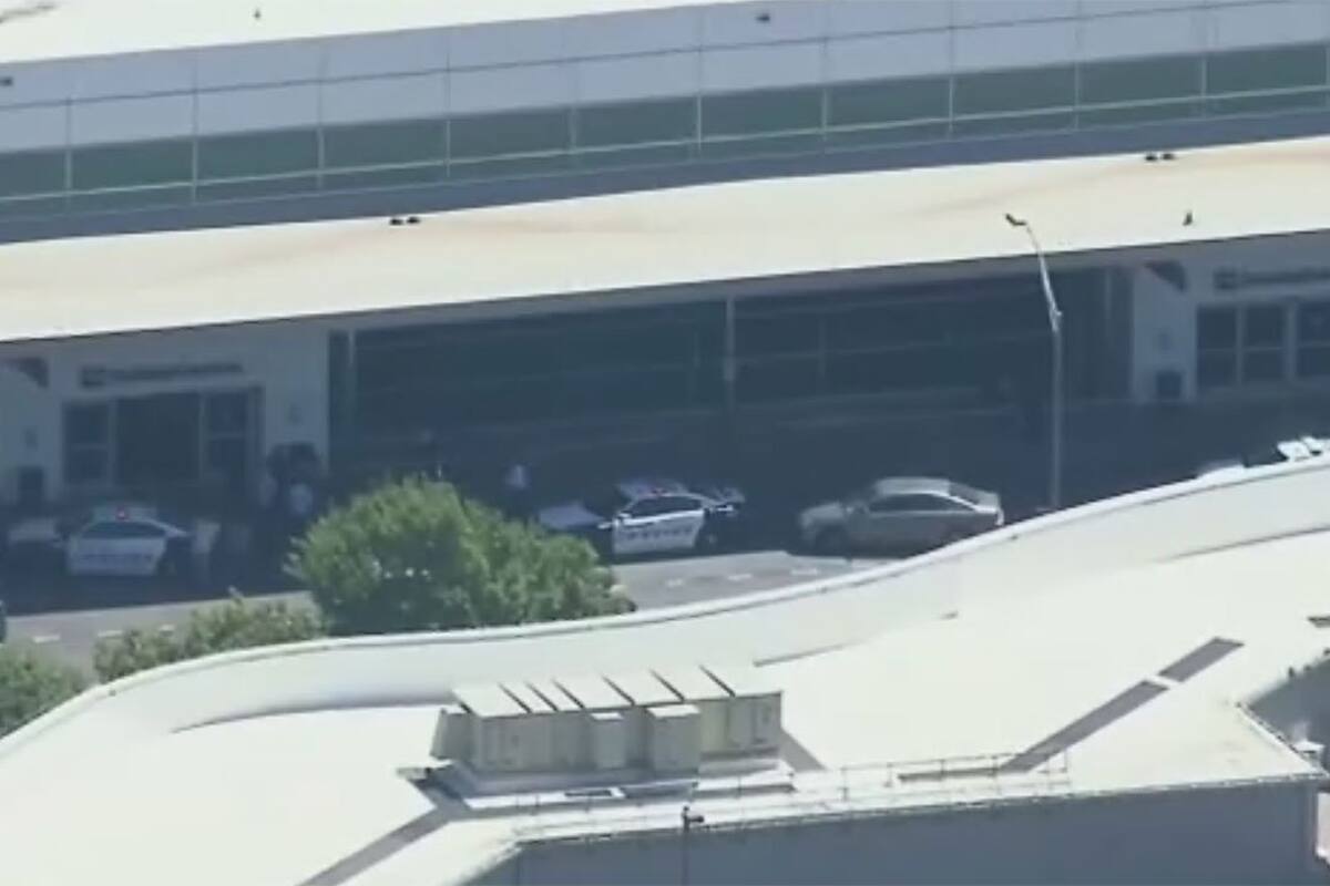 Terror en el aeropuerto de Dallas: Mujer abrió fuego; policía le disparó