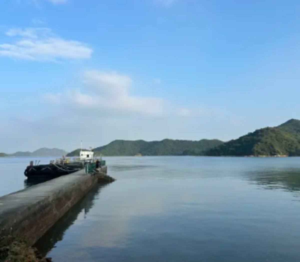 El muelle del pueblo, en la imagen, está junto a un parque marino protegido, rico en vida acuática. / CNN.