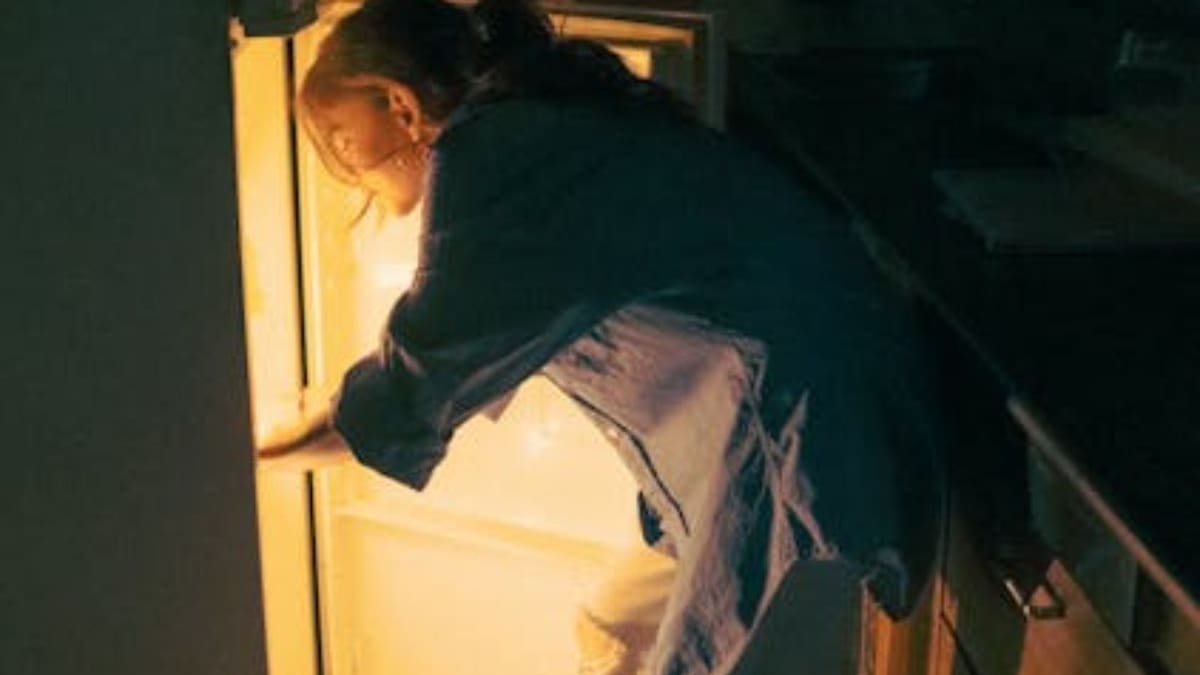 Cenar a altas horas de la noche altera el sistema digestivo y aumenta síntomas de estrés, lo que podría empeorar problemas intestinales y afectar el descanso