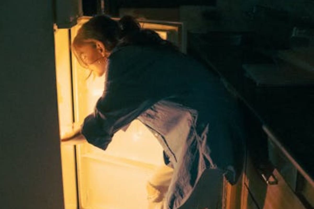 Cenar a altas horas de la noche altera el sistema digestivo y aumenta síntomas de estrés, lo que podría empeorar problemas intestinales y afectar el descanso