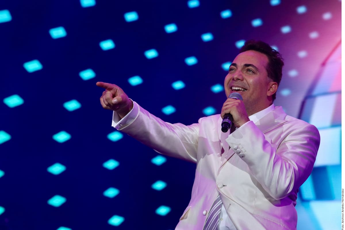 Cristian Castro aparece con misteriosa mujer en iglesia de California