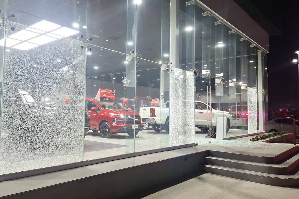 Actos vandálicos ocasionan daños en agencias automotrices