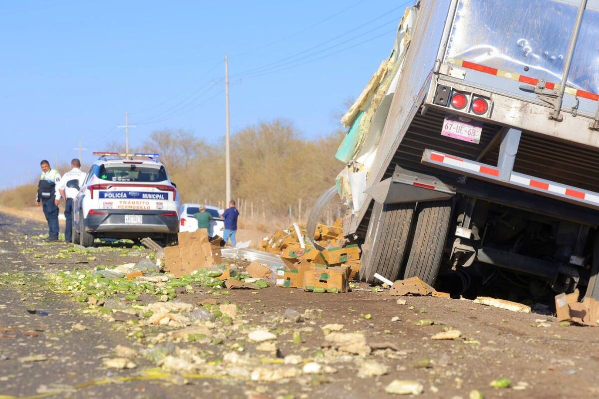 Se pierden toneladas de calabaza italiana tras choque entre dos tráilers en carretera Hermosillo-Bahía de Kino