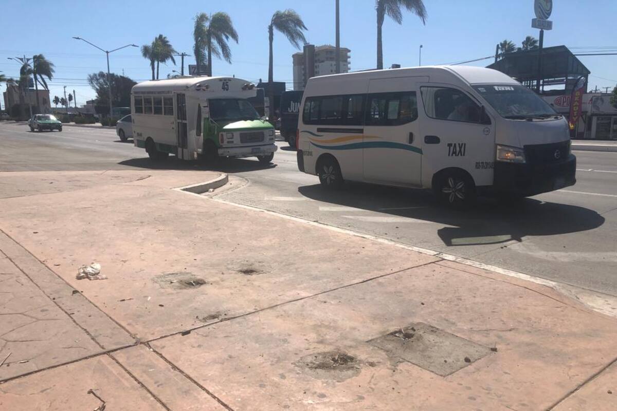 Derriban paraderos del transporte público en Rosarito