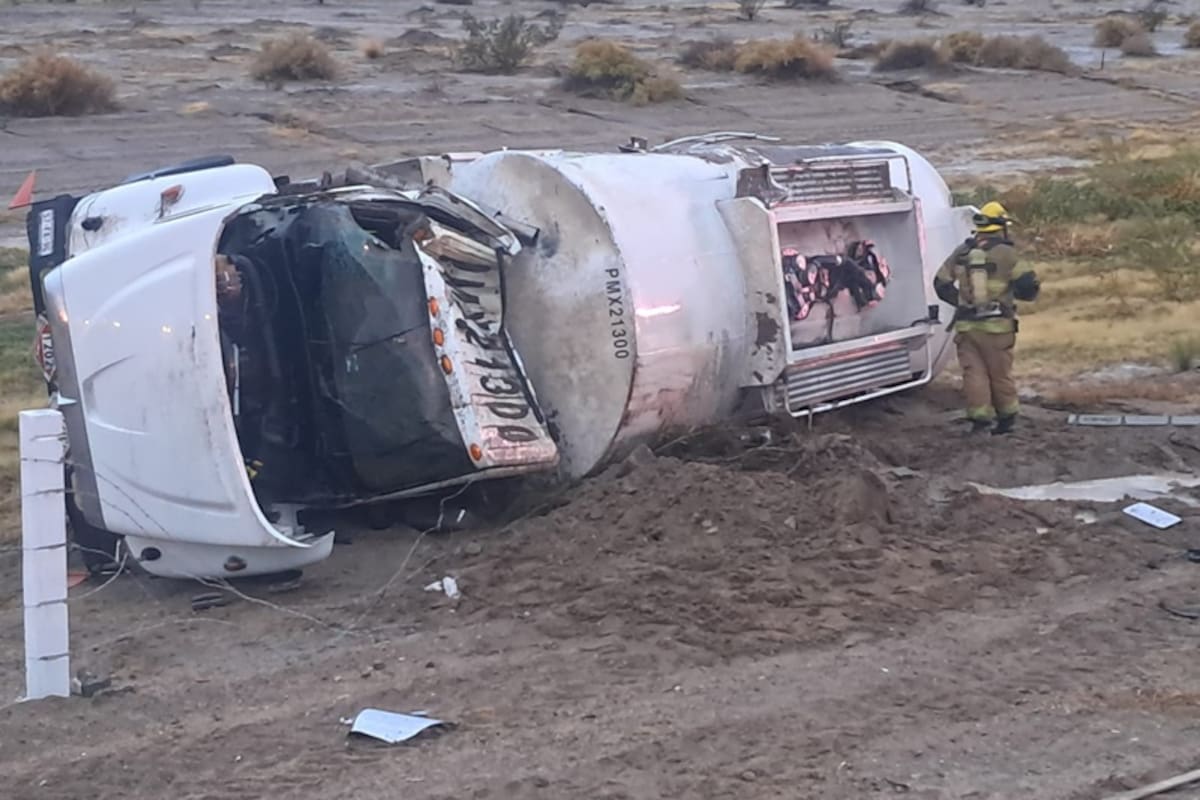 Volcadura de pipa de Pemex deja un lesionado