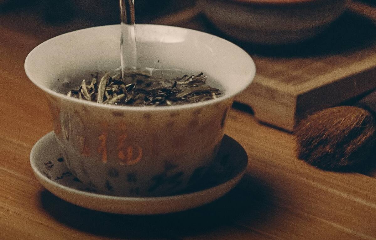 El té verde tiene efectos calmantes y mejora la función cerebral.