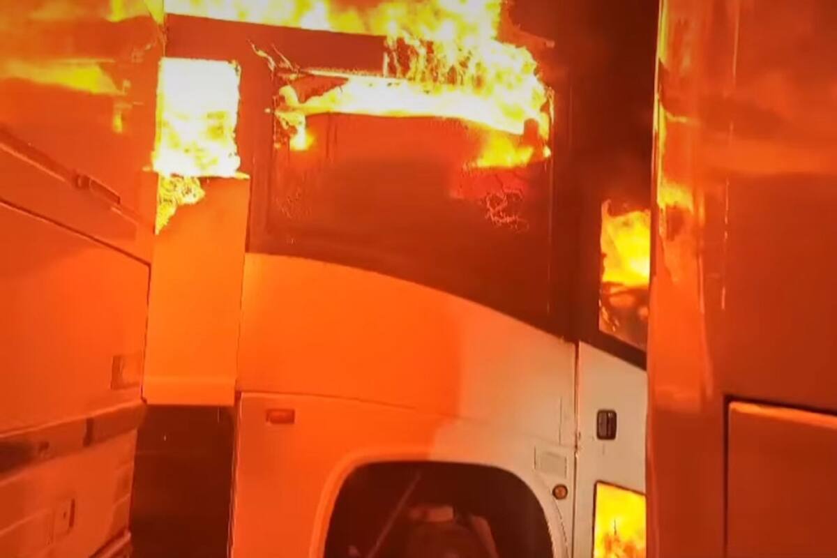 Incendian camiones de pasajeros en Ensenada