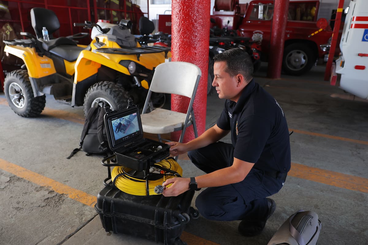 El bombero Marco Trujillo realiza pruebas con la cámara de inspección de ductos.