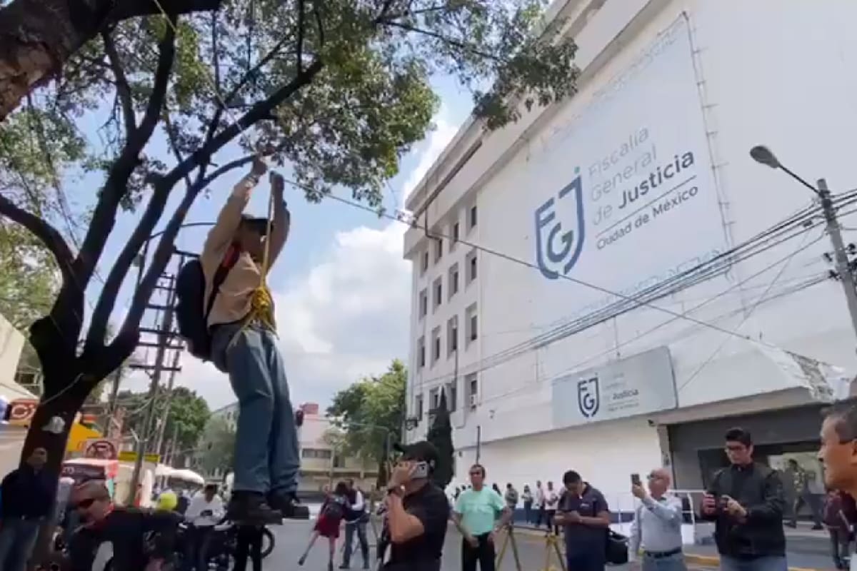 VIDEO: Hombre de 50 años se cuelga de un árbol frente a la Fiscalía de la Cdmx alegando estar “embrujado”