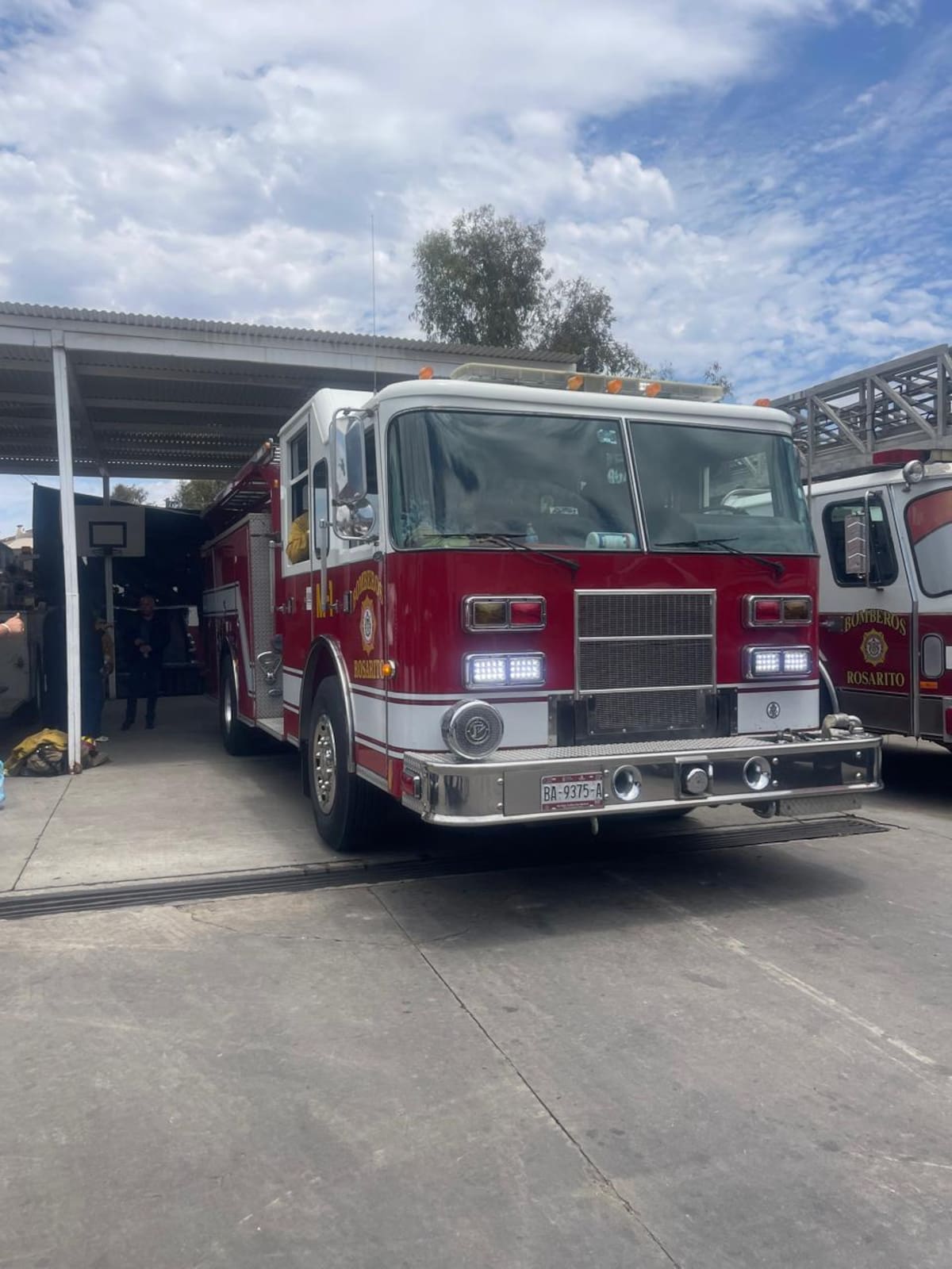 Elementos de Bomberos de Rosarito cuestionan el manejo de recursos para reparar unidades y exigen cambios en la dirección de la corporación.
Foto: Carmen Gutiérrez.