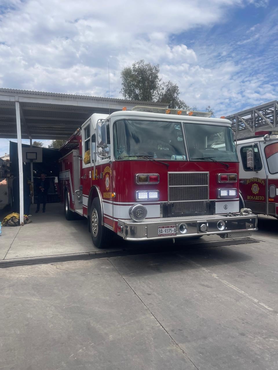 Elementos de Bomberos de Rosarito cuestionan el manejo de recursos para reparar unidades y exigen cambios en la dirección de la corporación.Foto: Carmen Gutiérrez.