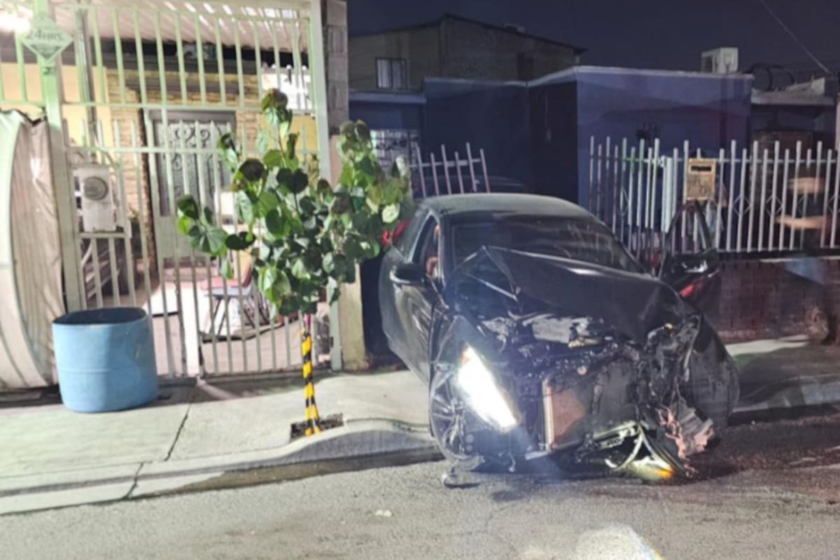 Joven se impacta con su Infiniti contra vivienda en colonia Mirasol