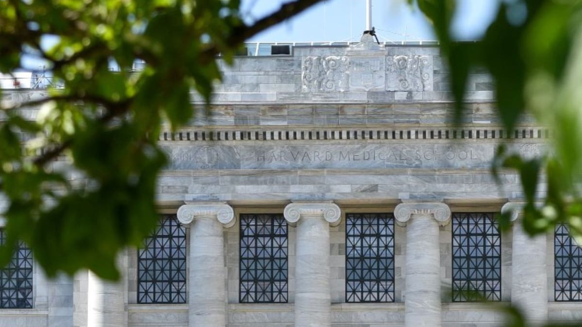 Después de laborar por 28 años como gerente de la morgue de Harvard, Cedric Lodge es sentenciado a ocho años de prisión por vender partes de cadáveres