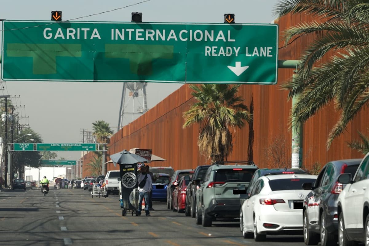 Fin de semana de largas filas en garitas de Mexicali
