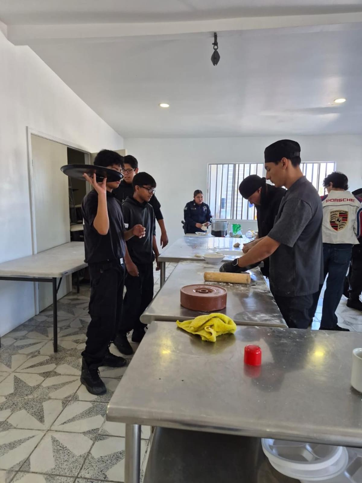 Integrantes de la Patrulla Juvenil participaron en una jornada para fomentar la corresponsabilidad en las labores del hogar. Foto: Border Zoom