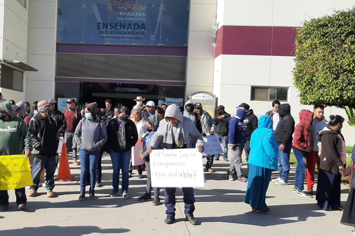 Comunidad indígena de Maneadero se manifiesta en el Palacio Municipal