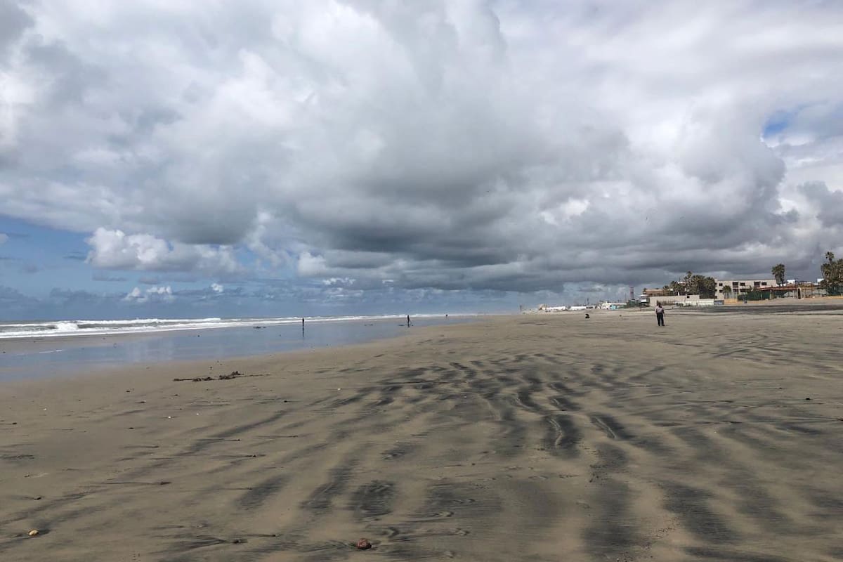 La playa centro de Rosarito luce con bajo oleaje