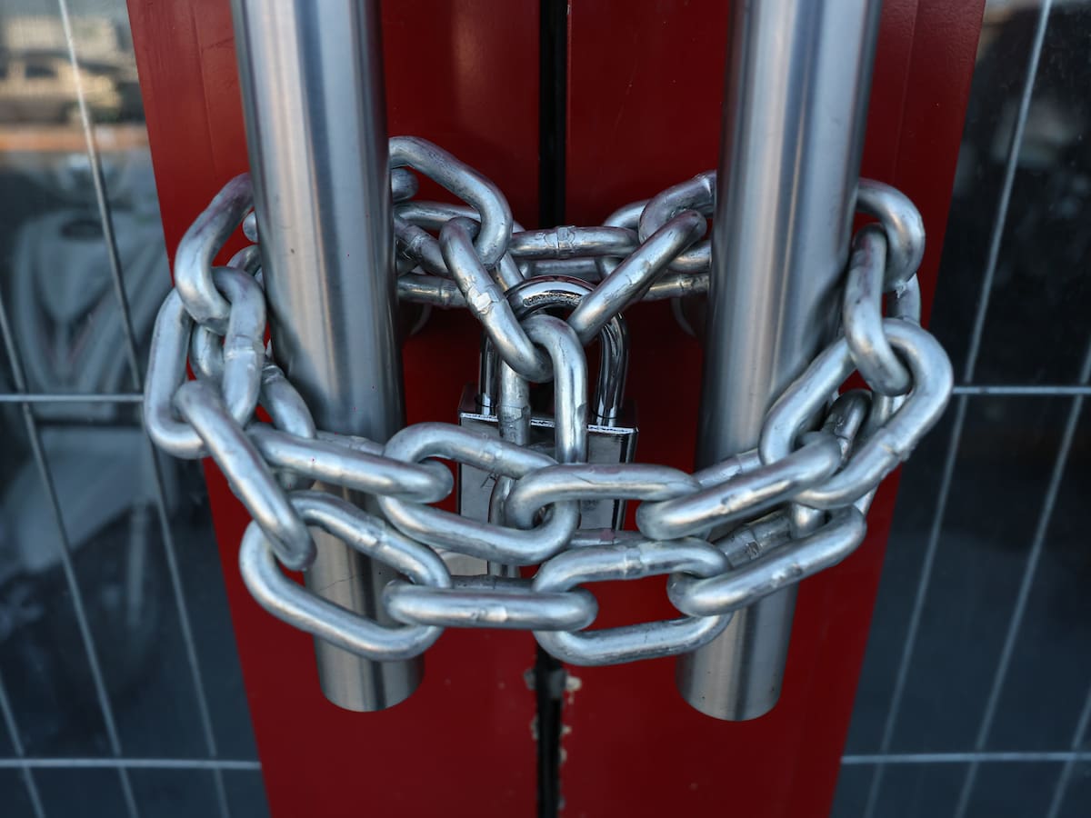 Cierre de tiendas Waldo's. A raíz del devastador incendio ocurrido en Hermosillo, que lamentablemente cobró la vida de varias personas, se implementaron jornadas de inspección en diversos establecimientos de la ciudad. Dicho operativo, centrado en verificar las medidas de seguridad y protección civil, ha resultado en la clausura preventiva de varias negociaciones que incumplían la normativa. (Foto: Juan J. Morales).