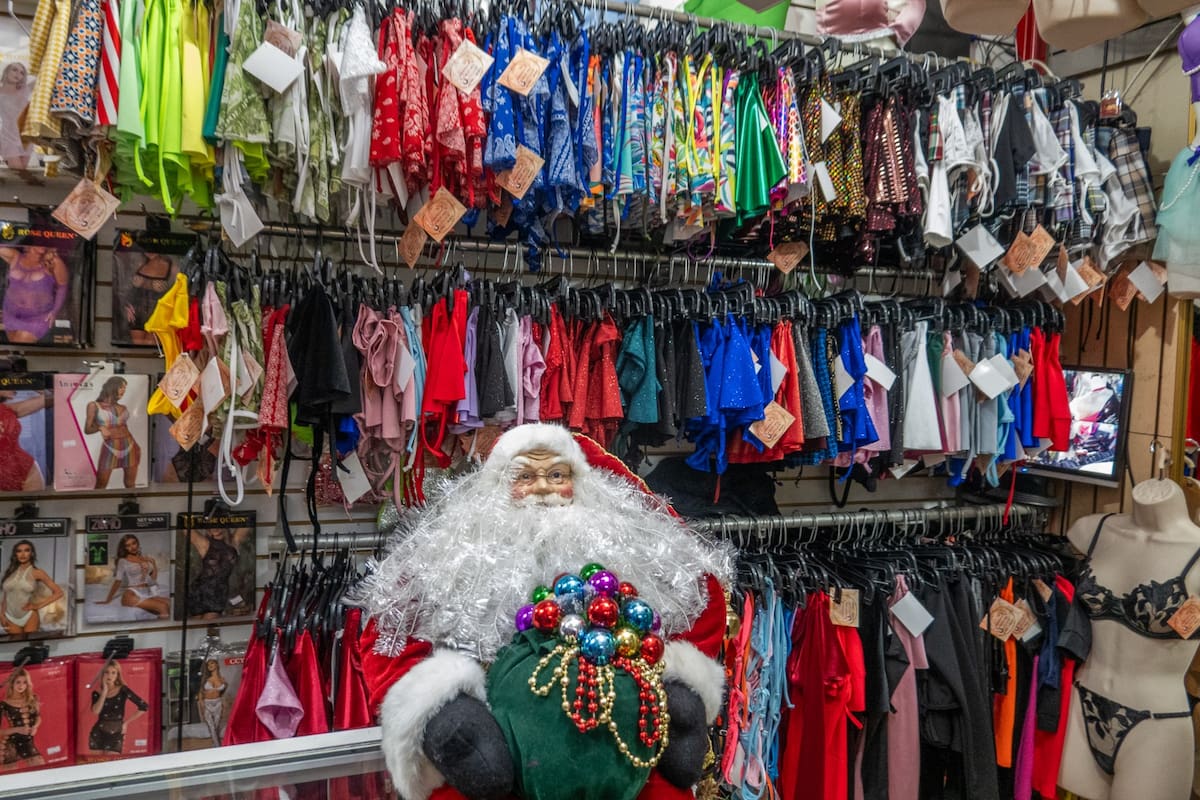 Durante el cierre de año, comercios de lencería en la Zona Centro de Tijuana reportan un aumento en las ventas, impulsado por la búsqueda de prendas en colores asociados al amor, el dinero y los nuevos comienzos. Fotos : Border Zoom