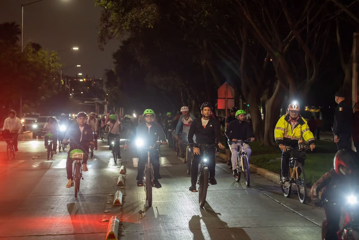 El alcalde Ismael Burgueño Ruiz se sumó en bicicleta a la primera Rodada Rosa, realizada en Tijuana para promover la actividad física y la lucha contra el cáncer de mama. Foto: Cortesía Border Zoom